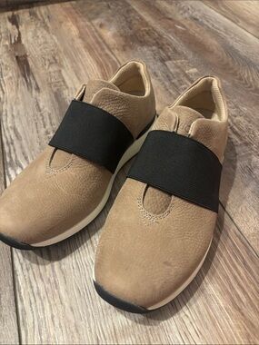 EUC Vionic Codie Sneaker